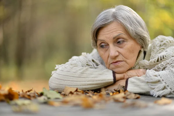 Seniorin im Herbst — Stockfoto