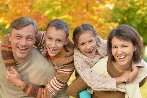 Retrato Familia Joven Feliz Descansando Parque Otoño —  Fotos de Stock