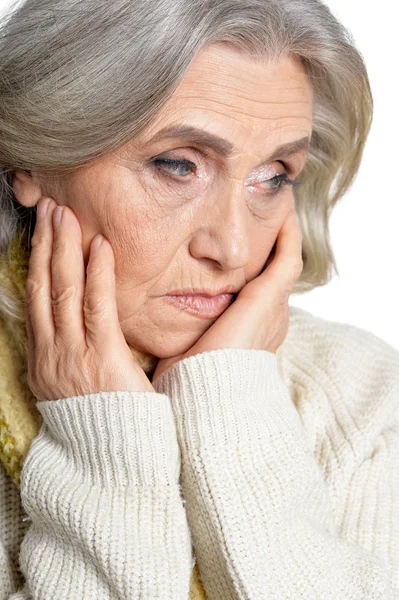 Porträt Einer Traurigen Seniorin Die Auf Weißem Hintergrund Posiert — Stockfoto