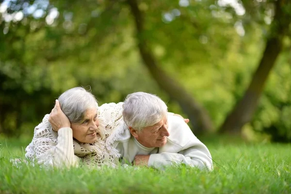 Couple âgé dans la nature — Photo