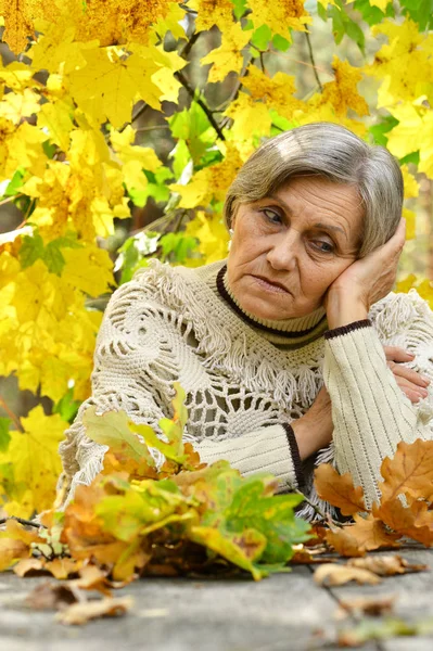 Donna anziana in autunno — Foto Stock