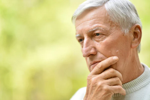 Pensando homem mais velho — Fotografia de Stock