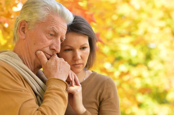 Donna triste e uomo anziano abbracciare — Foto Stock