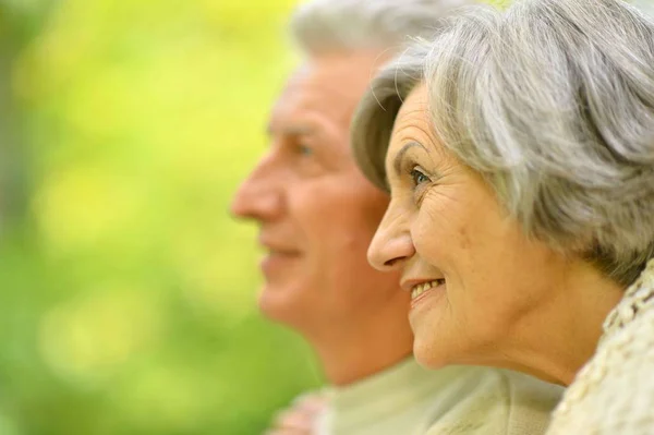 Coppia senior in parco — Foto Stock