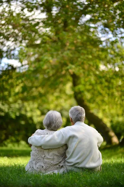 Couple âgé dans la nature — Photo