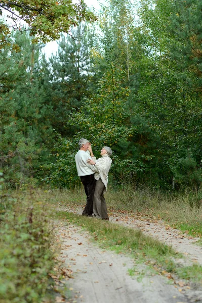 Pareja mayor en el parque —  Fotos de Stock