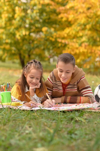 Bambina Ragazzo Che Disegnano Con Matite — Foto Stock