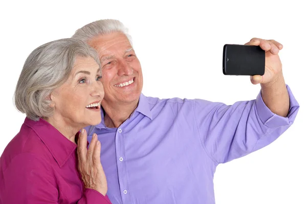 Portret Van Senior Paar Nemen Selfie Geïsoleerd Witte Achtergrond — Stockfoto