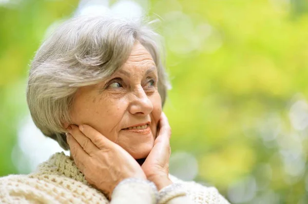 Glad Senior Vacker Kvinna Höstlig Park — Stockfoto