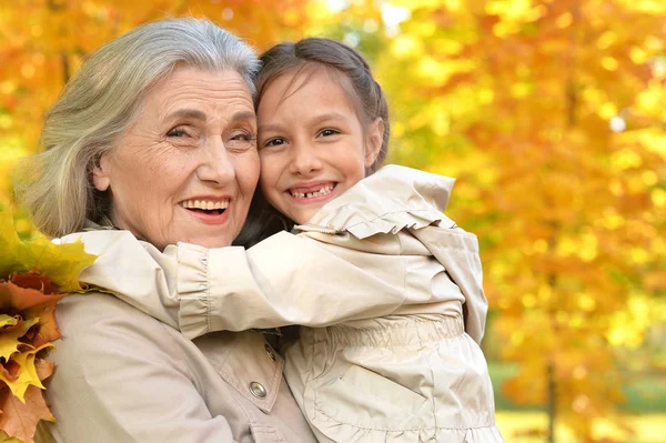 Портрет счастливой бабушки и внучки — стоковое фото