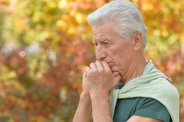 Portret Van Doordachte Senior Man Buiten — Stockfoto