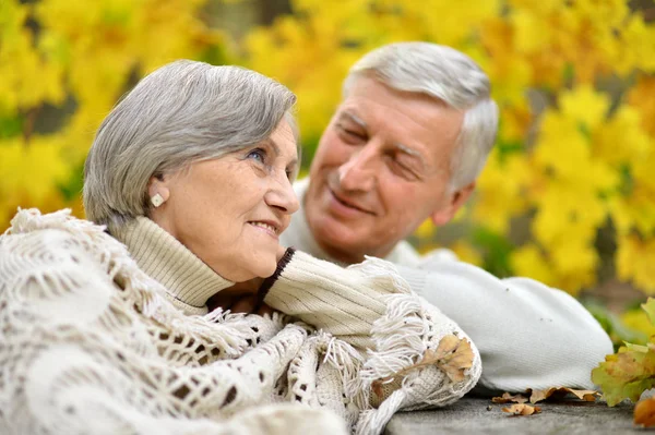 Älteres Ehepaar an Tisch im Wald — Stockfoto