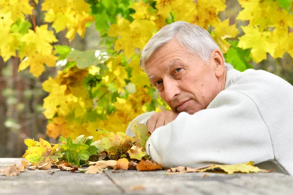 Homme âgé en automne — Photo