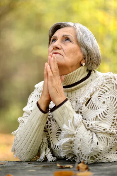 Oudere vrouw in de herfst — Stockfoto