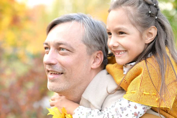 Père et fille câlins — Photo