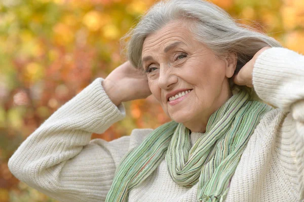 Szczęśliwy Senior Piękna Kobieta Jesienny Park — Zdjęcie stockowe