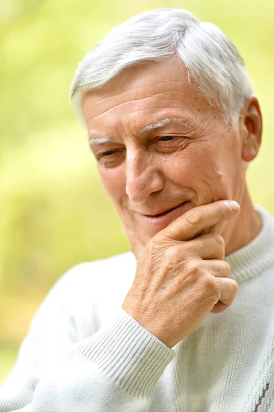 Tänkande senior mannen — Stockfoto