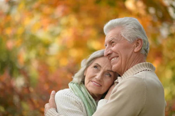 Senior koppel knuffelen — Stockfoto