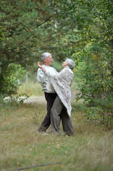 Elderly couple dancing in park — Stock Photo, Image