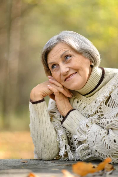 Mujer mayor en otoño — Foto de Stock