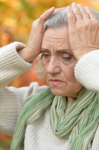 Ritratto Donna Anziana Triste Con Mal Testa Nel Parco — Foto Stock