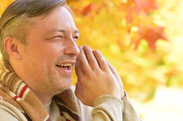 Portrét Pohledný Sebevědomého Muže Pózování Podzimní Listí Pozadí — Stock fotografie