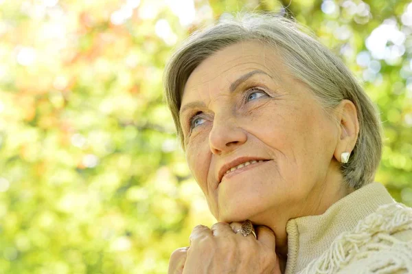 Mujer mayor sobre la naturaleza — Foto de Stock