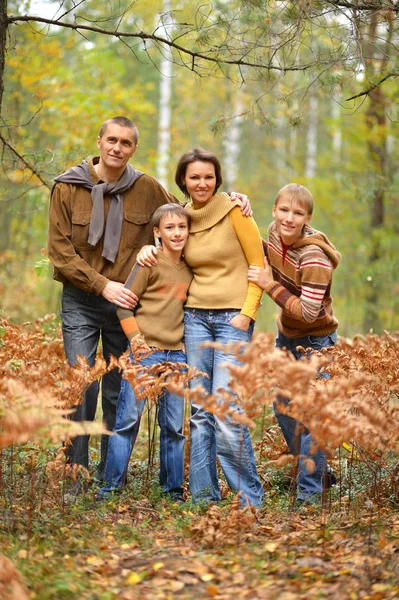 Famille de quatre personnes dans le parc — Photo