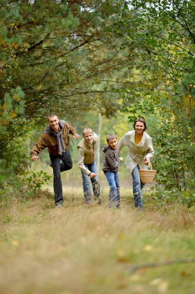 Famille de quatre personnes dans le parc — Photo