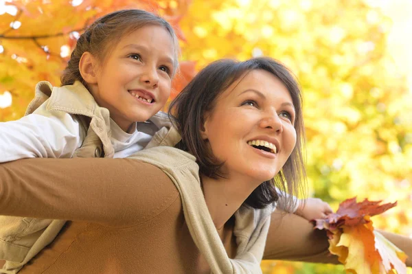 Ung mor och dotter — Stockfoto