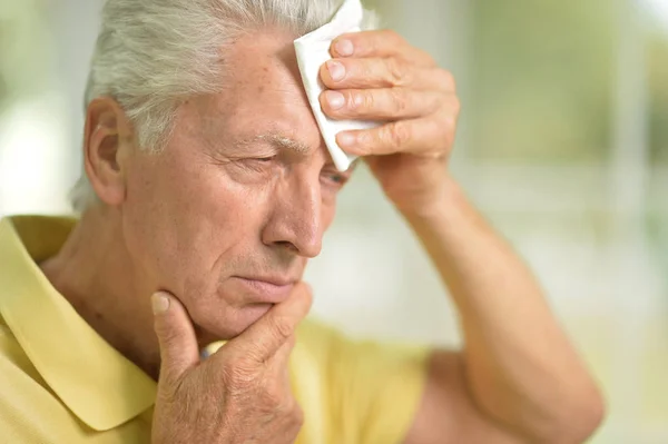 Retrato Del Hombre Mayor Triste Con Dolor Cabeza Casa —  Fotos de Stock