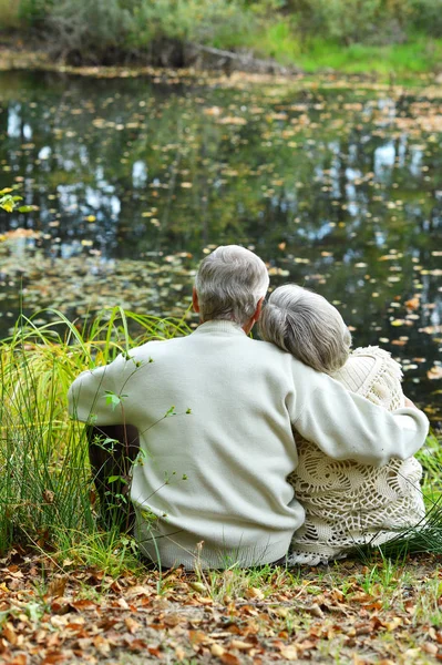 Couple âgé dans la nature — Photo