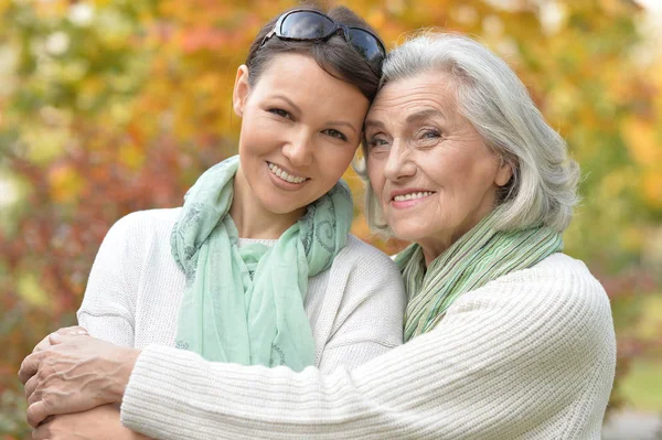 Senior woman with daughter — Stock Photo, Image