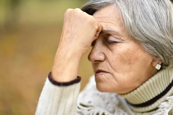 Oudere vrouw in de herfst — Stockfoto