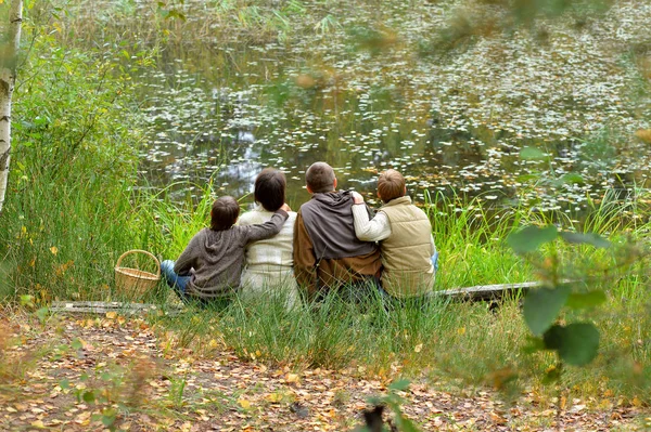 Vierköpfige Familie im Park — Stockfoto