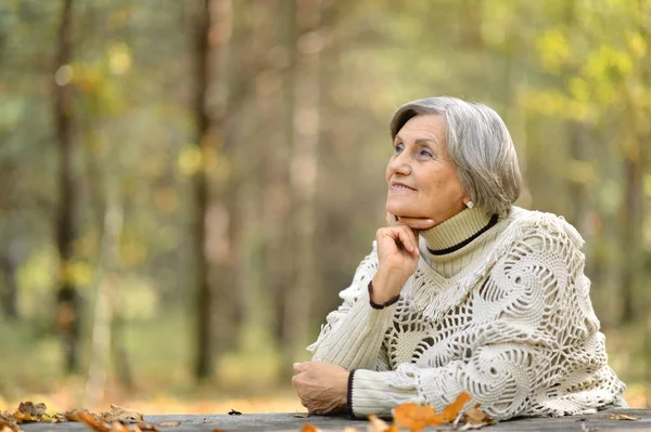 Старшая женщина осенью — стоковое фото