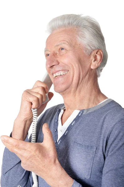 Portrét Šťastný Starší Muž Mluví Telefonu Izolovaných Bílém Pozadí — Stock fotografie