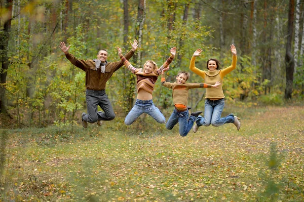 Vierköpfige Familie im Park — Stockfoto