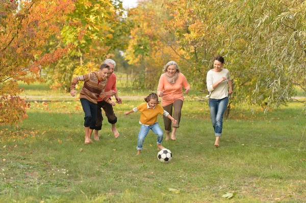 Stor familj spelar fotboll — Stockfoto