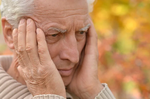 Porträtt Tankeväckande Senior Man Utomhus — Stockfoto