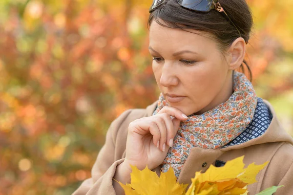 Beautiful young woman — Stock Photo, Image