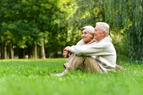 Coppia senior in parco — Foto Stock