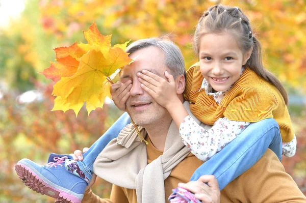 Baba-kız kucaklaşması — Stok fotoğraf