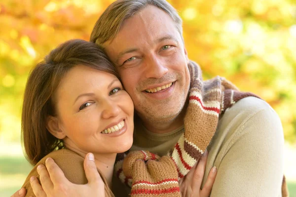 Couple heureux posant dans le parc — Photo