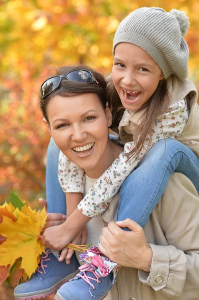 Moeder en dochter buitenshuis — Stockfoto