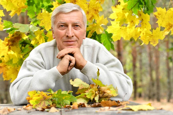 Homme âgé en automne — Photo