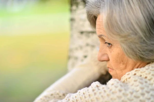 Senior woman by the tree — Stock Photo, Image