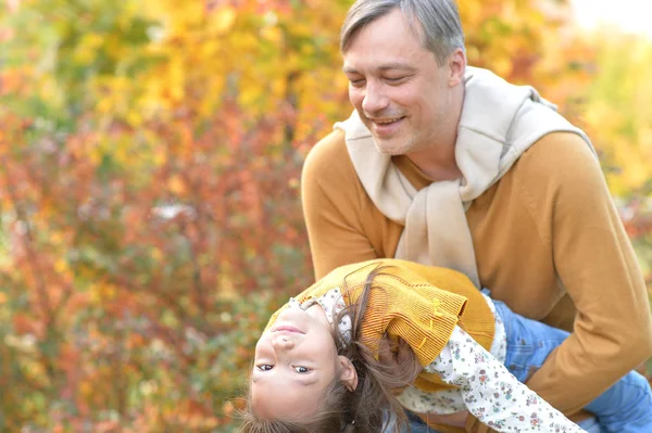 Vater und Tochter umarmen sich — Stockfoto