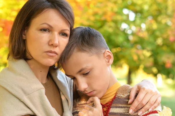 Nahaufnahme Porträt Einer Traurigen Mutter Mit Sohn Herbstlichen Park — Stockfoto