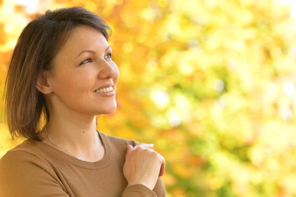 Beautiful Young Woman Resting Park — Stock Photo, Image